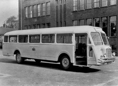 86415 Afbeelding van de Chausson autobus nr. 22 (serie 22-26) van het G.E.B.R.U. op het remiseterrein aan de Nicolaas ...